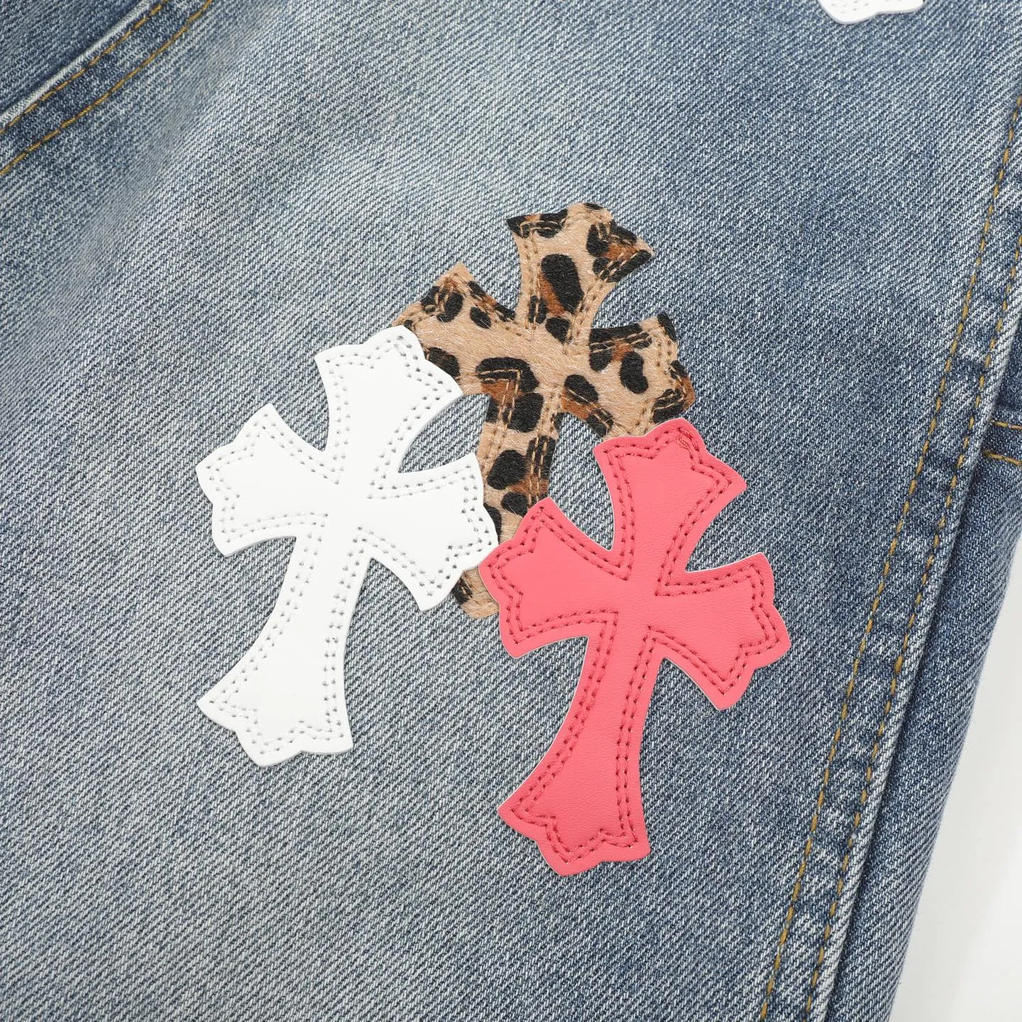 P280 CH Chromehearts Malaysia-limited leopard print cross patchwork leather workwear jeans and logging pants. The counter price is 34W. It is decorated with patchwork cross patterns and washed jeans! ! An absolutely high-end luxury product, a 1.9W-level god-level single product, a super popular product, made by top heavy industry, a magic weapon that cannot be missed! [About Zangyin] This is an extremely luxurious fashion brand that can also be called the aristocracy of the high street. It has always been an exclusive brand for some hipsters or rich second generations. Compared with ordinary high streets, it is more luxurious and noble. Compared with luxury brands, it is more fashionable and individual. It has always been a brand that I have a special liking for. [Top heavy industry fashion design] Consistently high-street luxury style. Speaking of this style, the Zangyin family and GU family are definitely the leading representative brands. Especially the Zangyin family has really achieved a state-of-the-art effect in creating high-street style. The unique washed material is used to create this style. The color system is already quite eye-catching. After it is decorated with patchwork cross flowers, it cleverly highlights the charm of the brand. Secondly, this style uses classic The high-waist cutting design highlights the long legs and fashionable temperament of the upper body. The brand is highly recognizable and the slim fit configuration is more suitable for daily wear. It is a product that interprets personality, fashion, and specifications at a glance. This single product is enough to make any fan excited. It can be a white T-shirt for a youthful college style, or a tight suspender for a royal style. It has strong matching ability and can be easily controlled by men.  [Materials and craftsmanship] Needless to say, this point goes without saying. As an excellent craftsman brand, Zangyin’s requirements for details and craftsmanship are really perfect. The washed color of this model has gone through so many processes, not to mention the embellishment of denim appliques. It is also purely hand-made and sewn. Just like what they believe in, only hand-made things have soul and have the meaning of wear. A top-notch heavy-duty fashionable denim item, I look forward to your perfect interpretation! !  Color: blue Size: 28-36